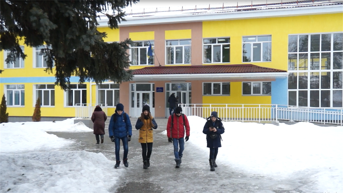 У відремонтованій Волноваській школі №5 пліснявіє підлога 
