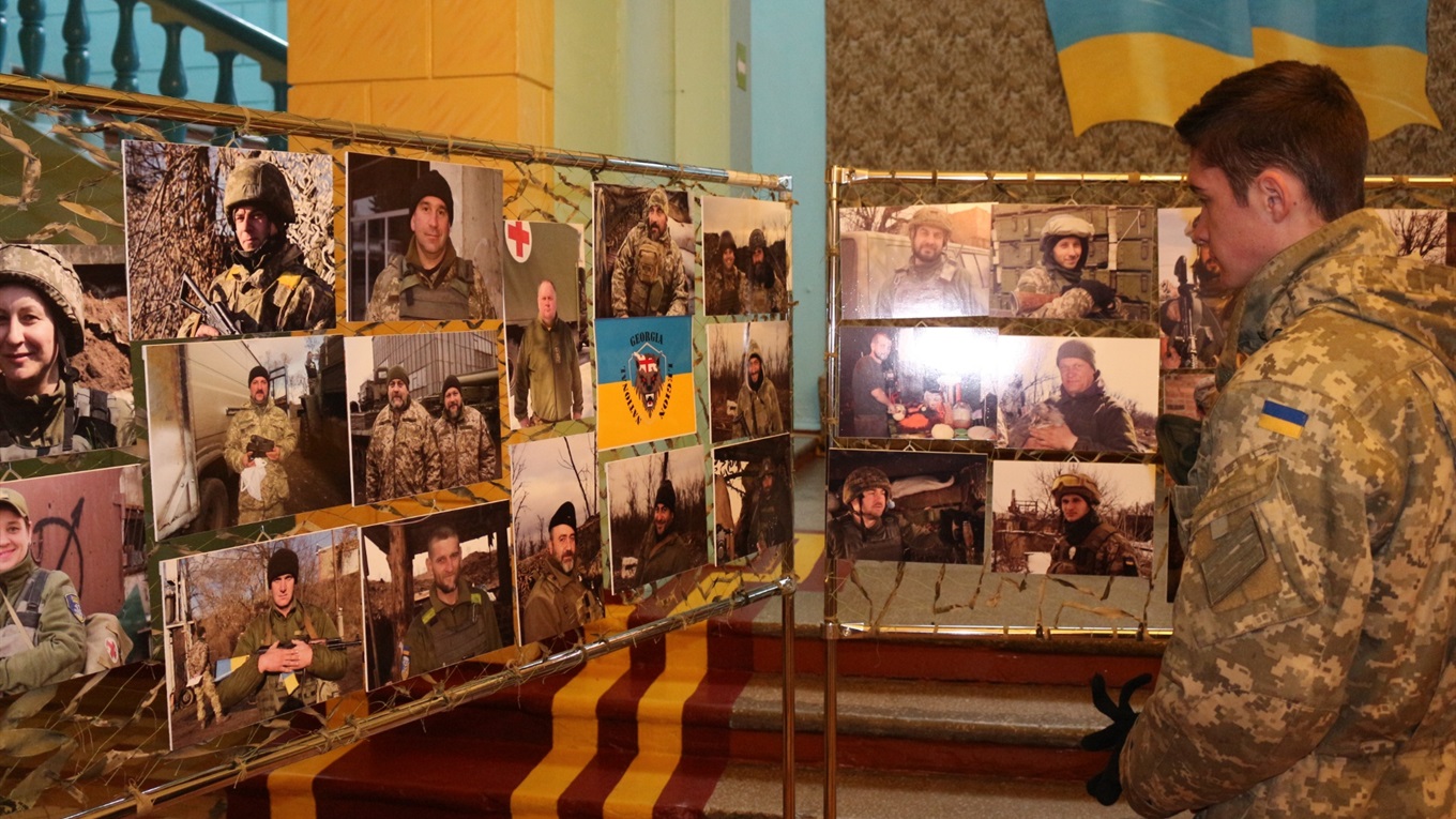Без фотошопу і постановок: у Будинку офіцерів відкрили фотовиставку «Обличчя захисників з передової»