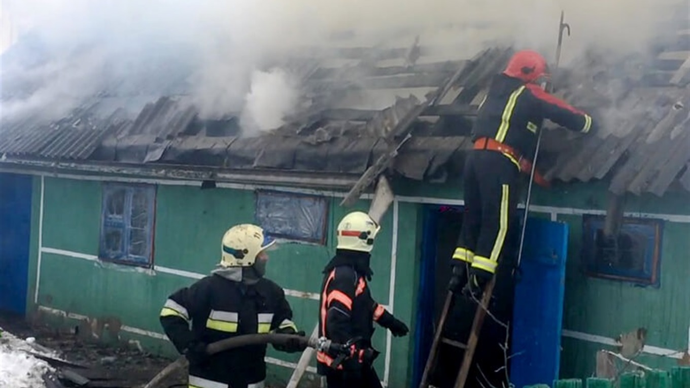 У Володимирці гасили пожежу, яка ледь не знищила приватне господарство