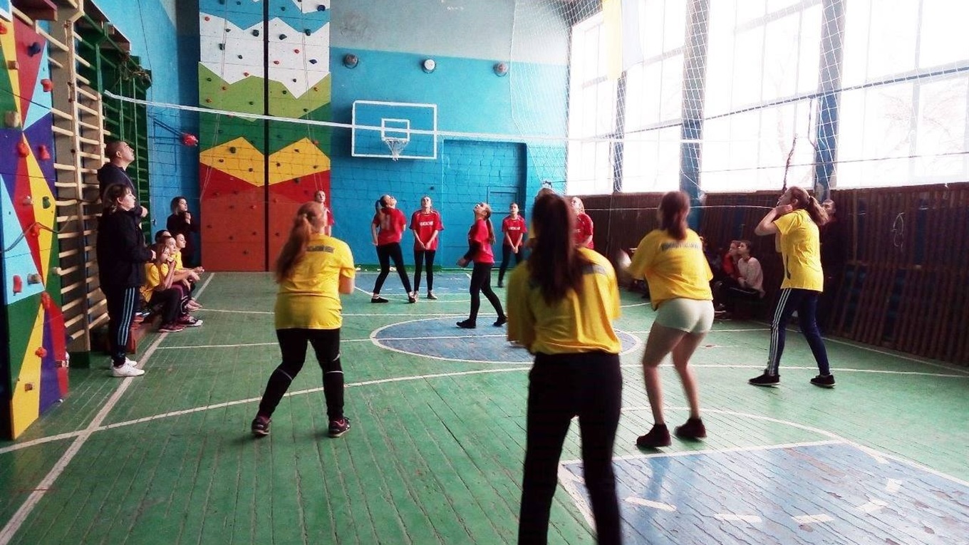 В Камышевахе учащиеся соревновались за кубок по волейболу: известны результаты 