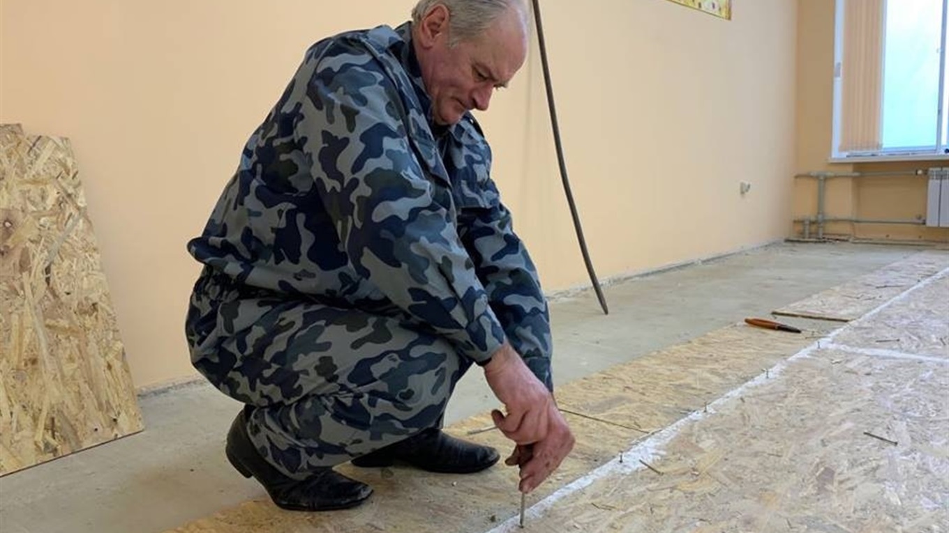 У відремонтованій торік Волноваській школі №5 зривають підлогу  