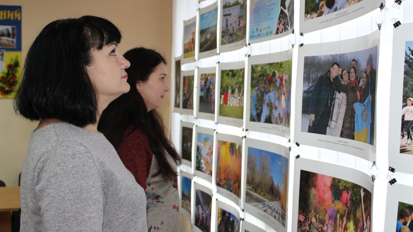 Фотовиставку "Донеччина у фокусі змін" представили у міській адміністраціії Торецька