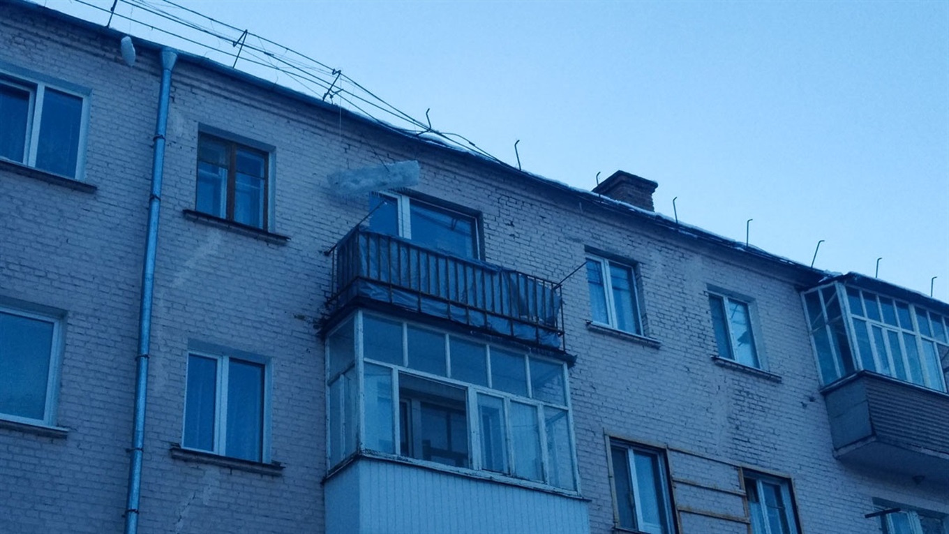 Фото дня: у центрі Конотопа з даху багатоповерхівки три дні звисає крижана брила  
