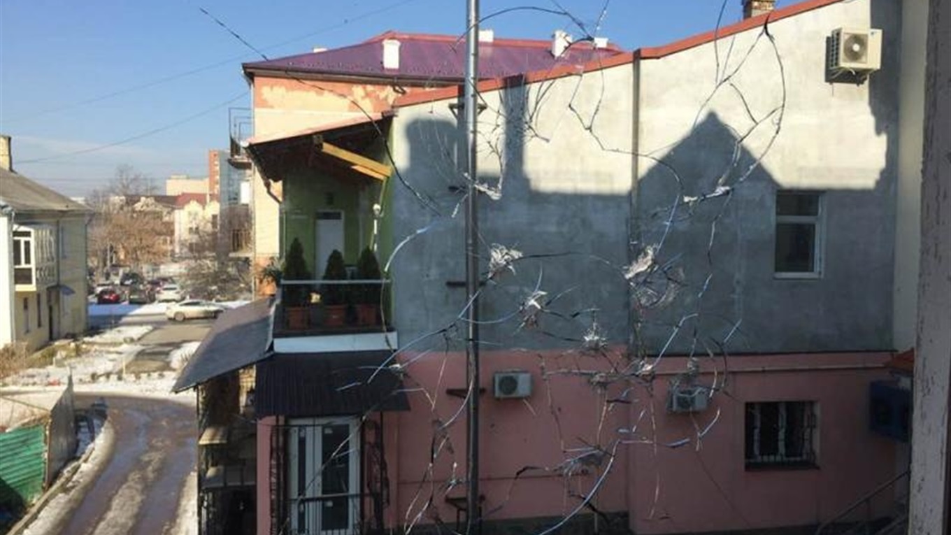 У Калуші стрілок обстріляв радіостудію і мисливським ножем поранив поліцейського