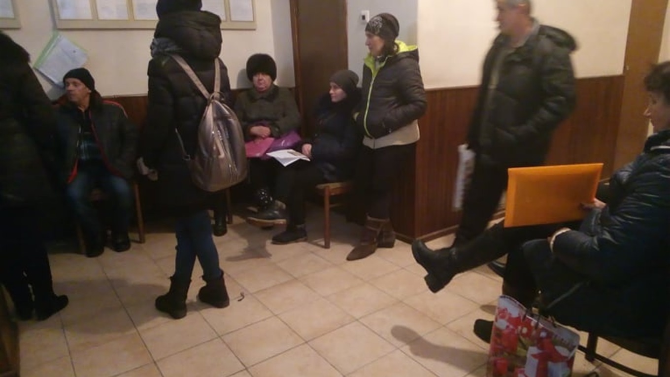 "Ну як? — Ніяк". Про що говорять у черзі волноваського РАЦСу