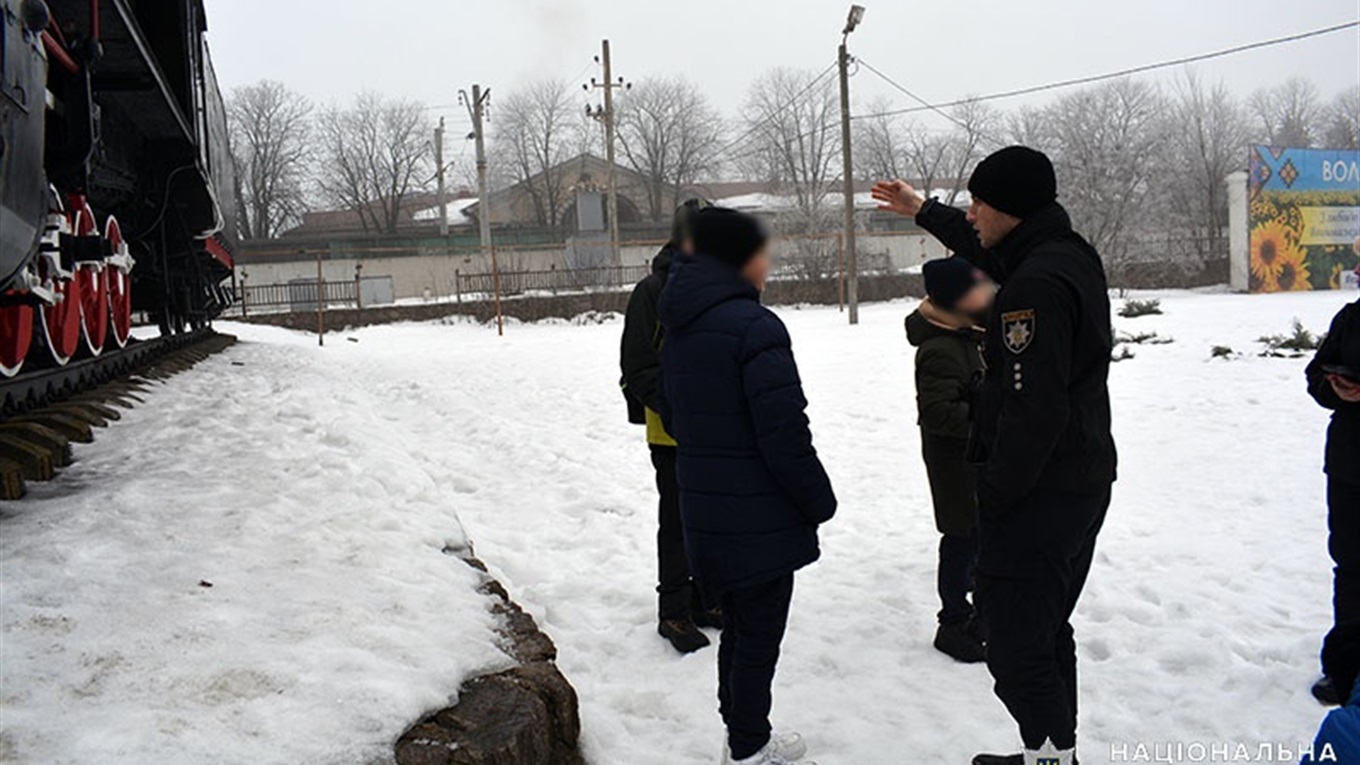 Діти проводили час на даху слизького локомотива у Волновасі