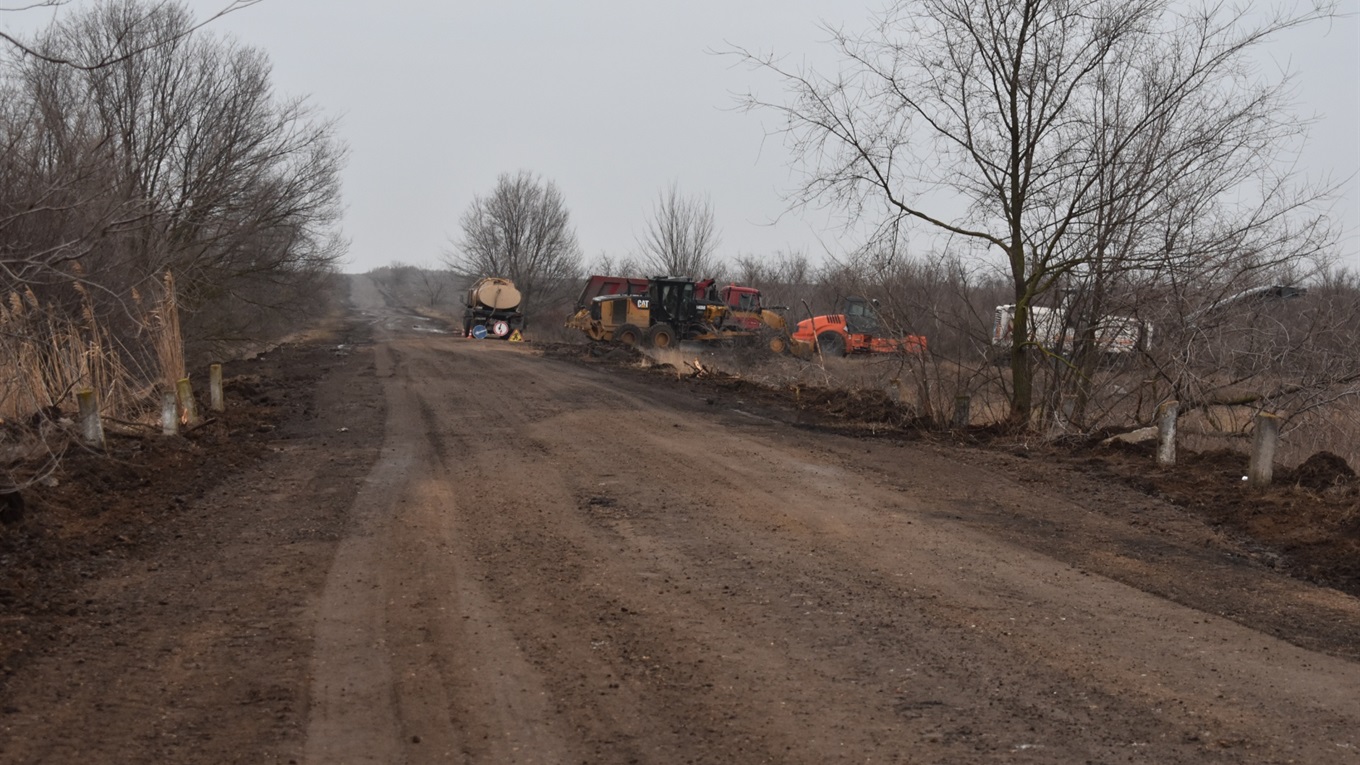 Дорожники ремонтують міст на дорозі Нижні Торгаї-Нижні Сірогози (фото, відео)