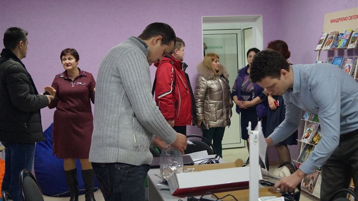 Волноваська бібліотека отримала нове комп’ютерне обладнання та меблі 