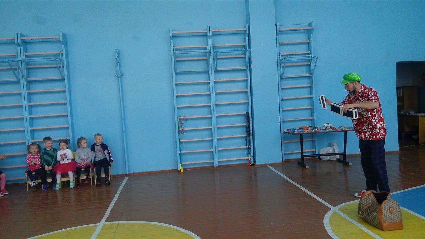 Дітлахів та учнів у Волноваському районі розважав цирк