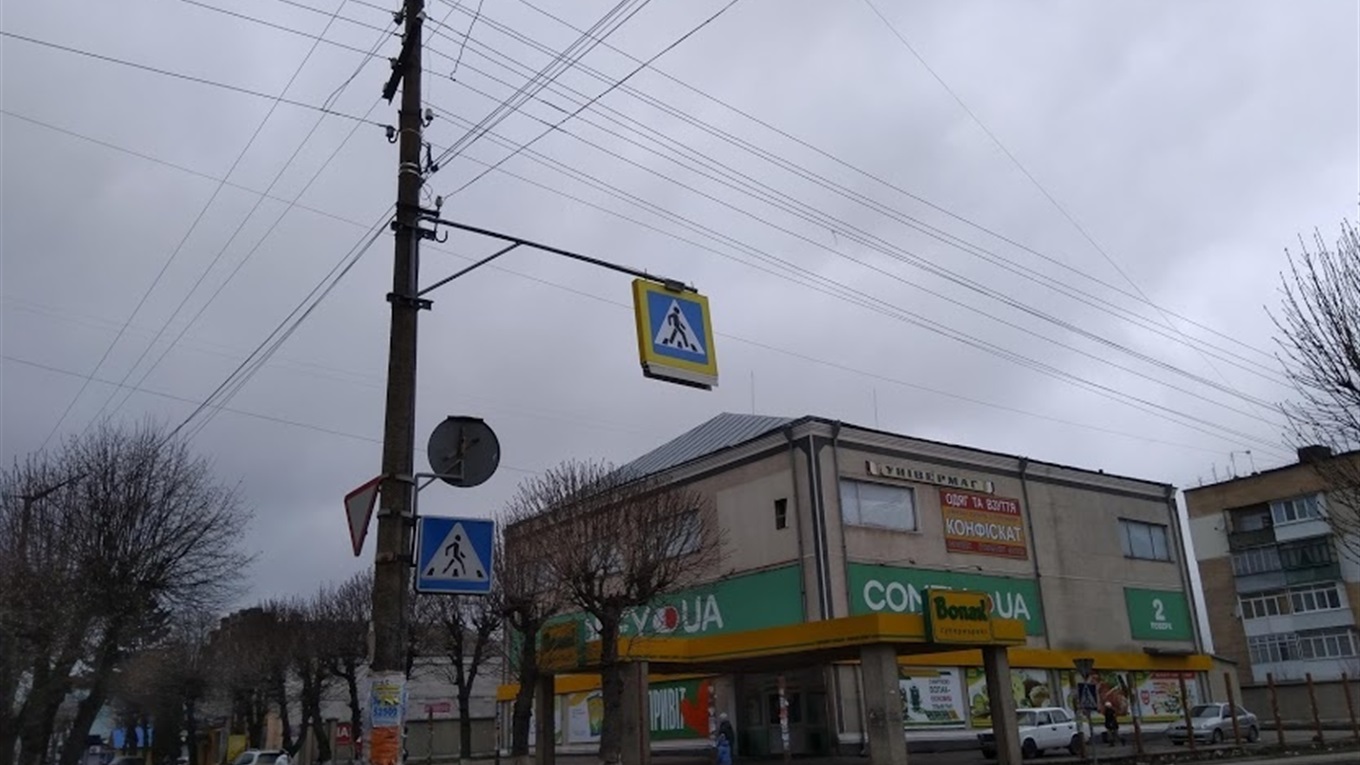 У Старокостянтинові підсвітили знак «Пішохідний перехід»