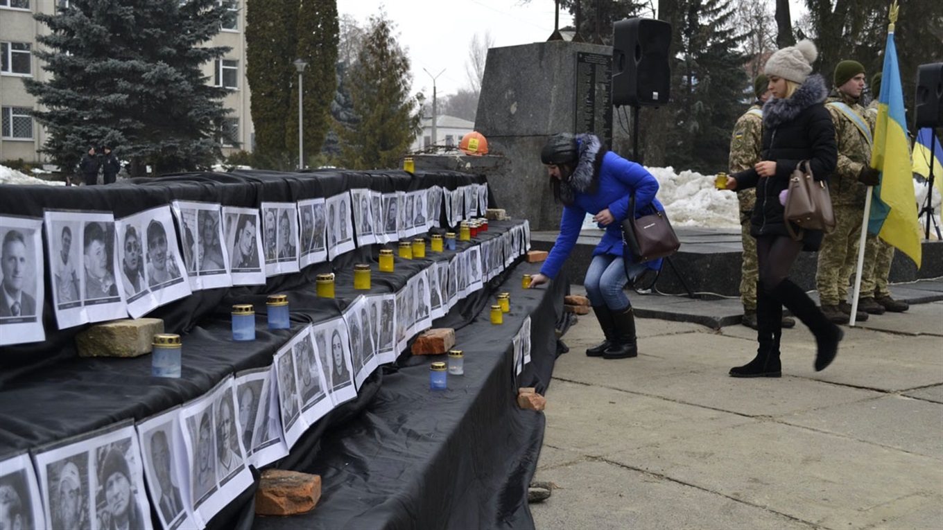 Паперові янголи, мітинг та інсталяція: як у Конотопі відзначили День Героїв Небесної Сотні