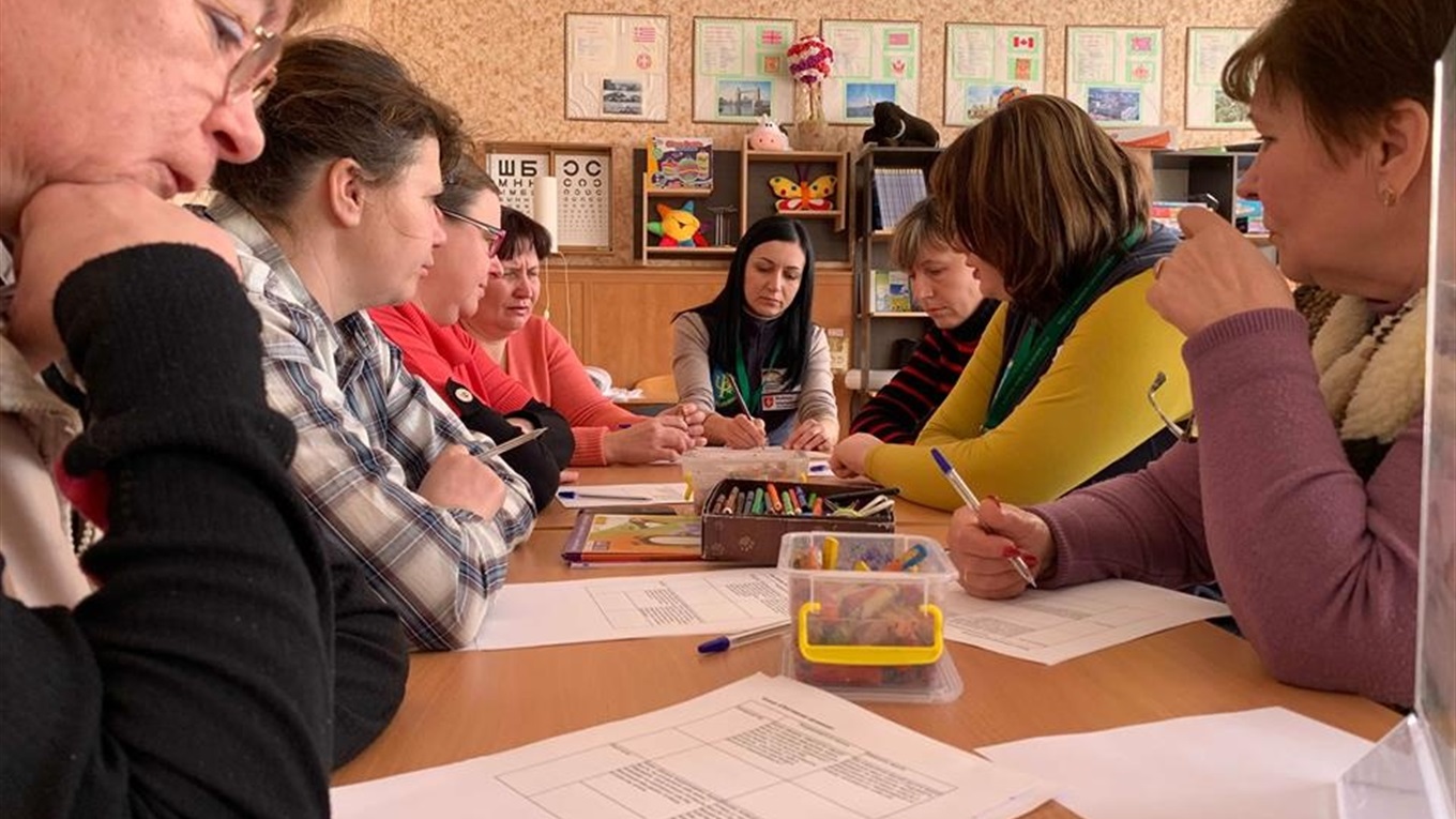 Волноваські фахівці Психологічної кризової служби проводять заняття з місцевим населенням 