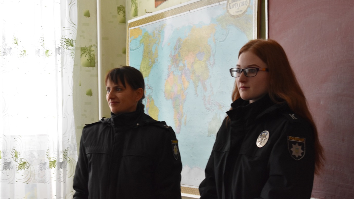 Як стати правоохоронцем: учням Нижньосірогозької школи розповіли поліцейські