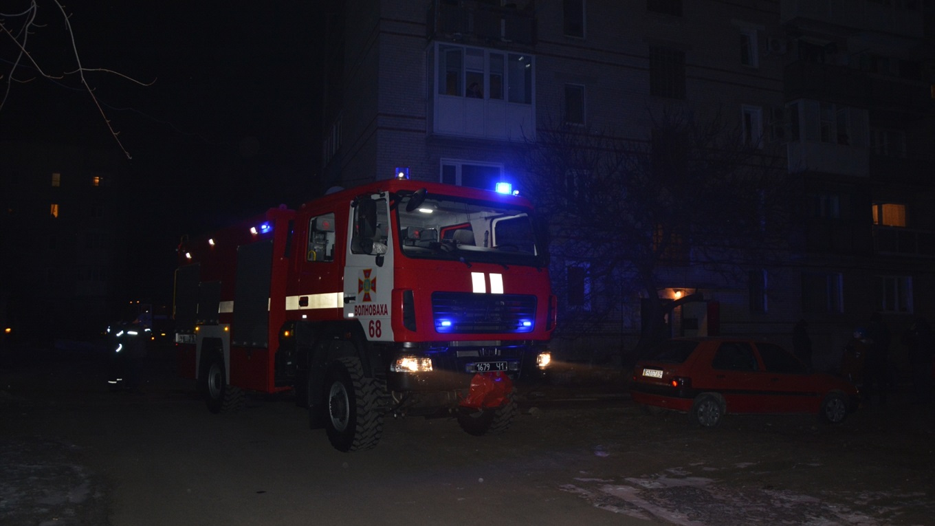 П'ятиповерхівка горіла у Волновасі: фото та відео