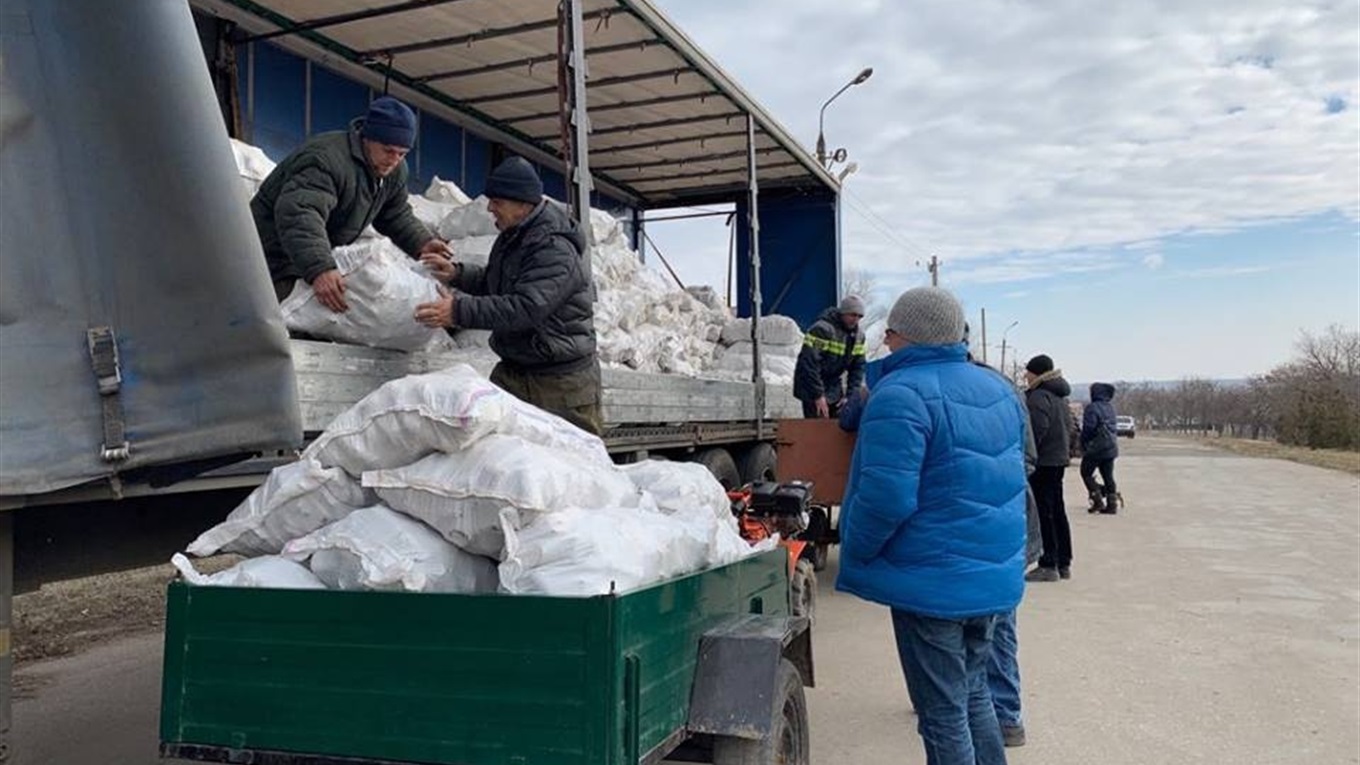 У Волноваському районі роздали паливні брикети 