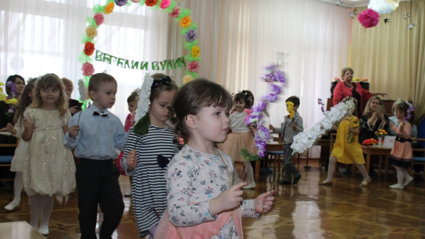 Перші нотки весни: у садочках та школах Старокостянтинова діти вітають мам