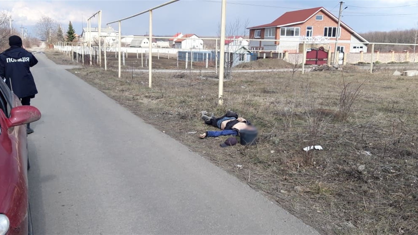 На узбіччі дороги у Волновасі люди знайшли тіло мертвого чоловіка 