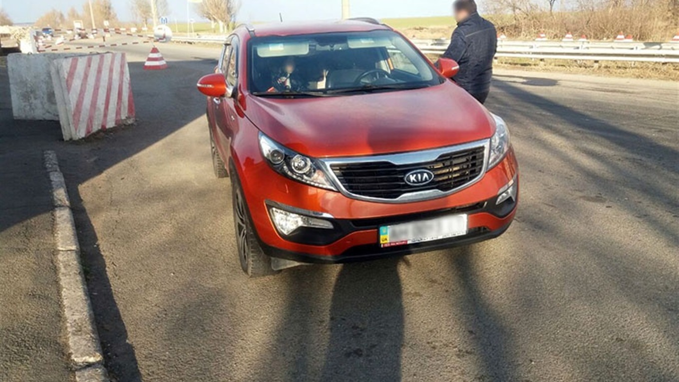 Поблизу Волновахи правоохоронці затримали автівку, яка перебувала в розшуку
