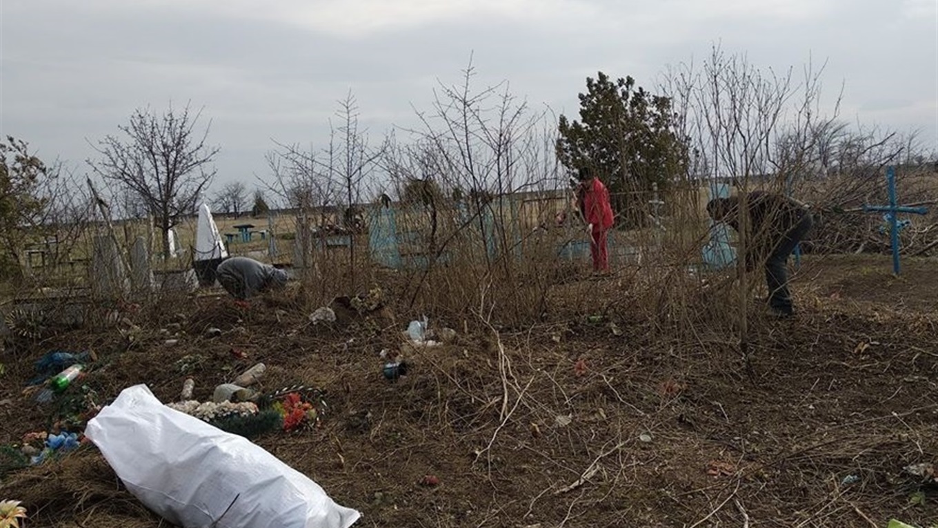 45 першопокровчан відгукнулося на заклик в соціальних мережах провести толоку на кладовищі