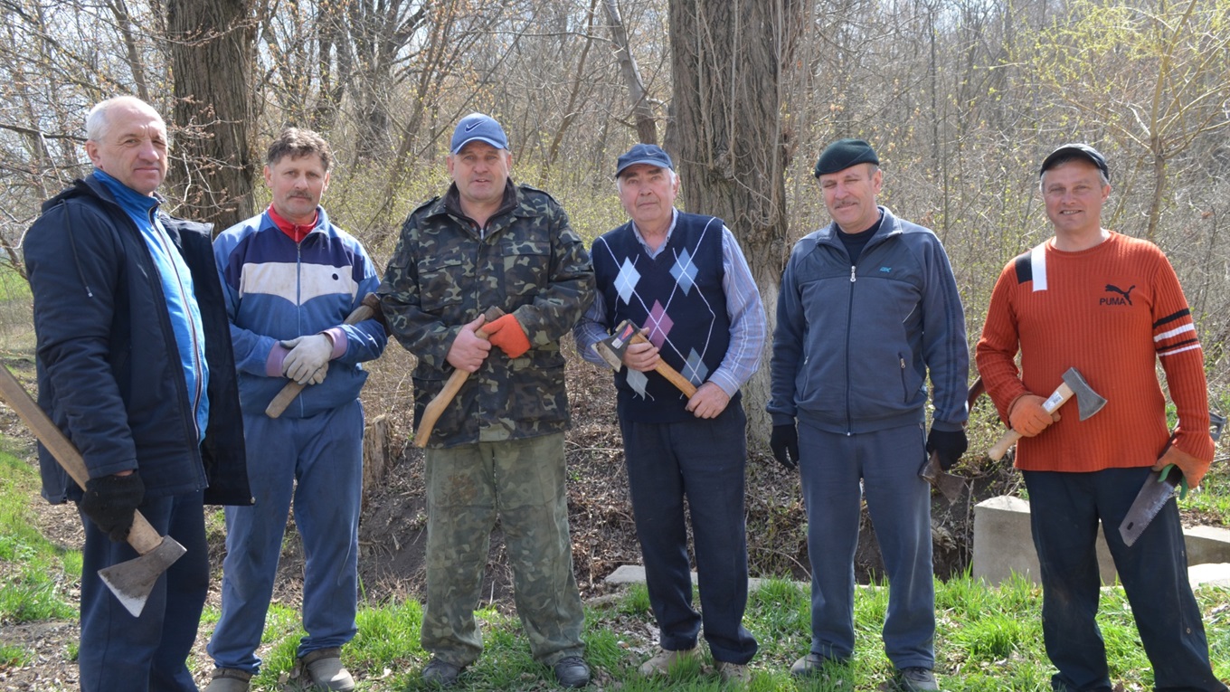 За один день група людей зробила Біляївку по-справжньому білим містом. Хто вони, ці герої? 