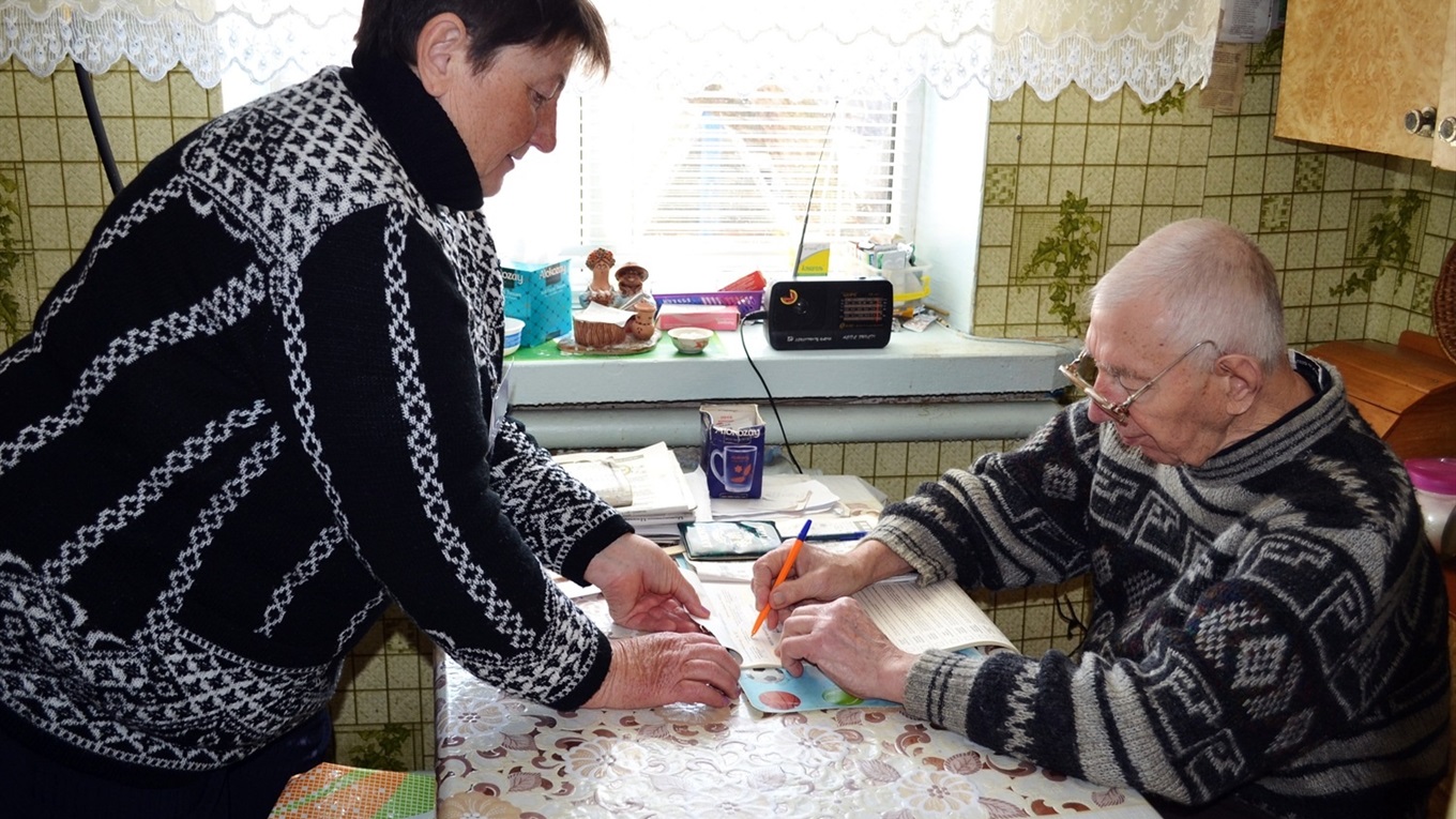 У Корюківці виборці вдома просили порадити, за кого проголосувати