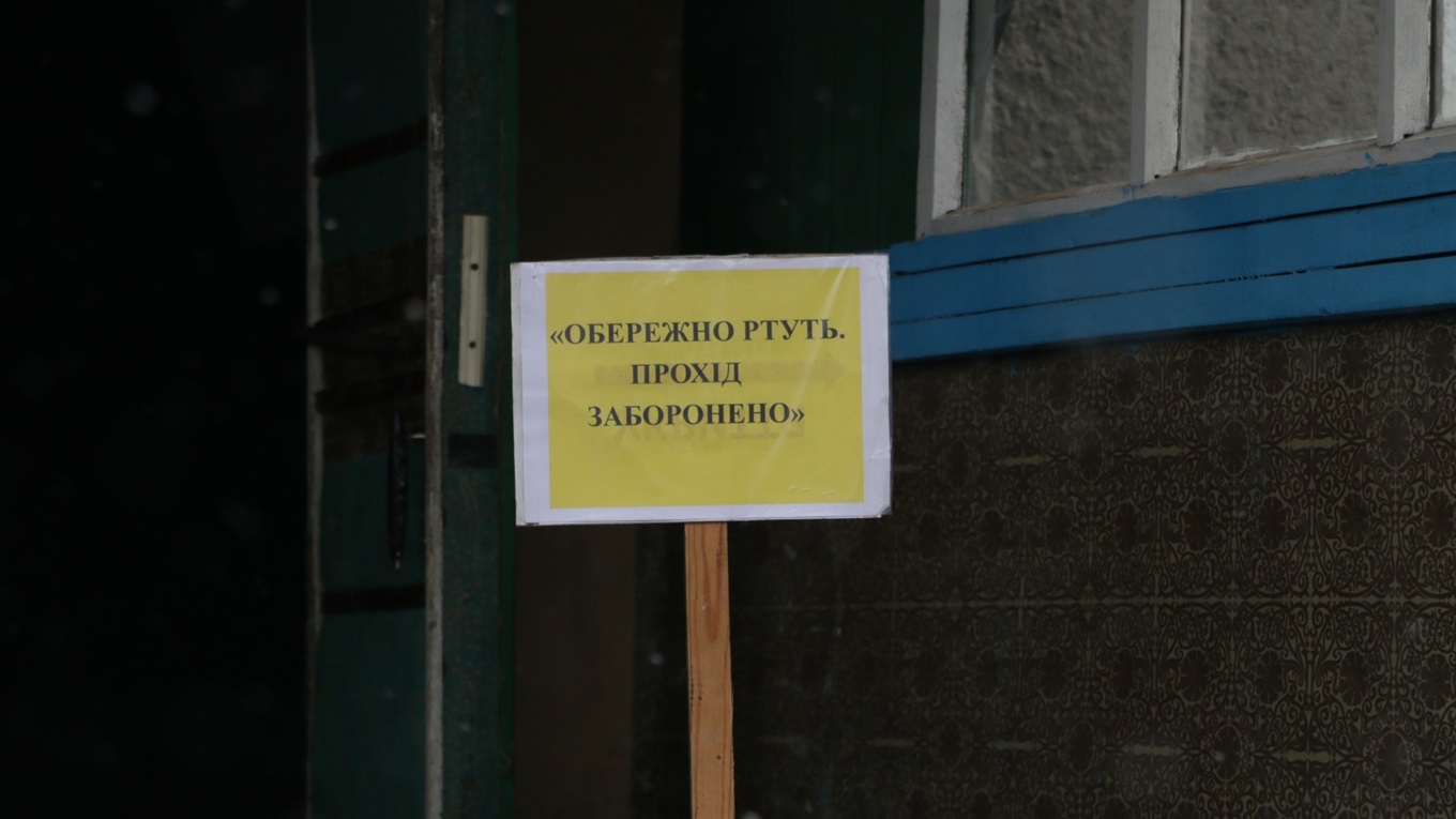 Попаснянин нашел под полом своей квартиры ртуть: спасатели изъяли несколько килограмм  