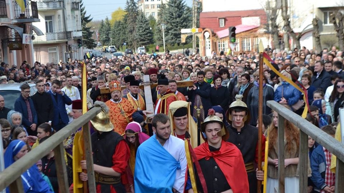 На Хресній дорозі в Калуші молилися за сімейне життя і добре виховання дітей