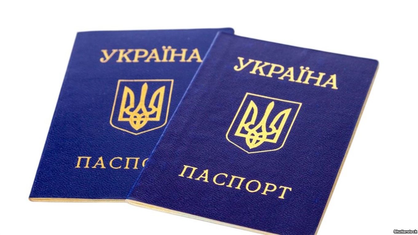 Як вклеїти фото до паспорту при досягненні 25 та 45-ти річного віку: правила та процедура