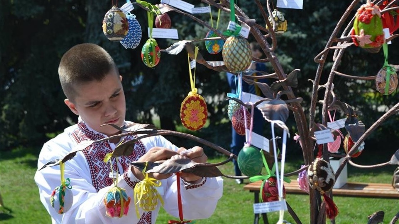 Ініціатива від Нижньосірогозького районного будинку культури: до Великодня створити писанковий сад