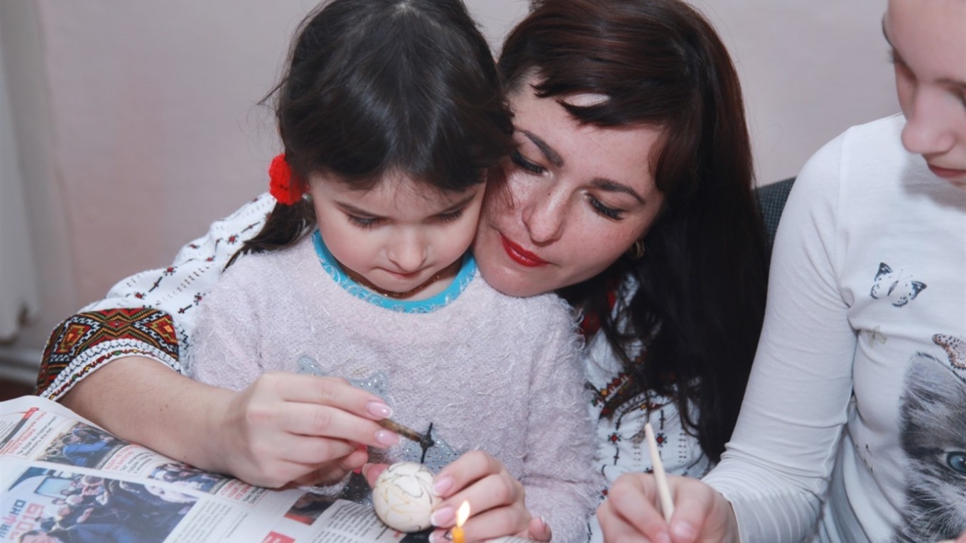 Яйце, свічка, писачок і цибулиння  — все, що потрібно для створення традиційної писанки