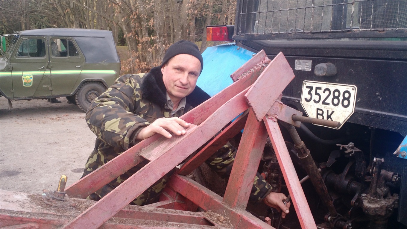 Тракторист із 30-літнім стажем у Любахівському лісництві заробляє 15 тисяч – більше, ніж лісник