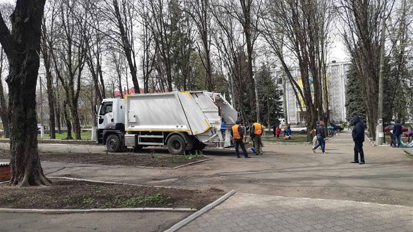 У Волновасі працівники підприємств прибрали центральний сквер