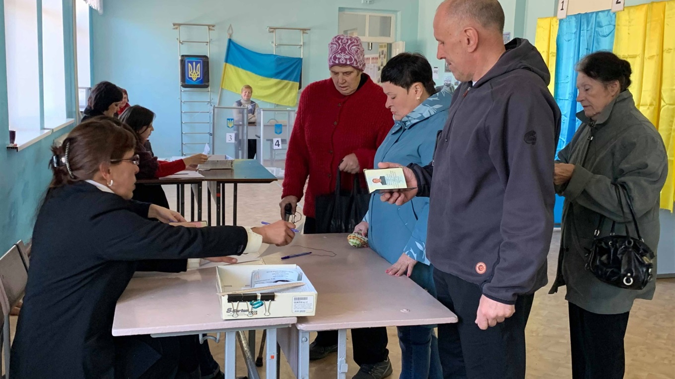 Вербна неділя трохи знизила явку виборців у Волновасі з ранку: коментар члена ДВК