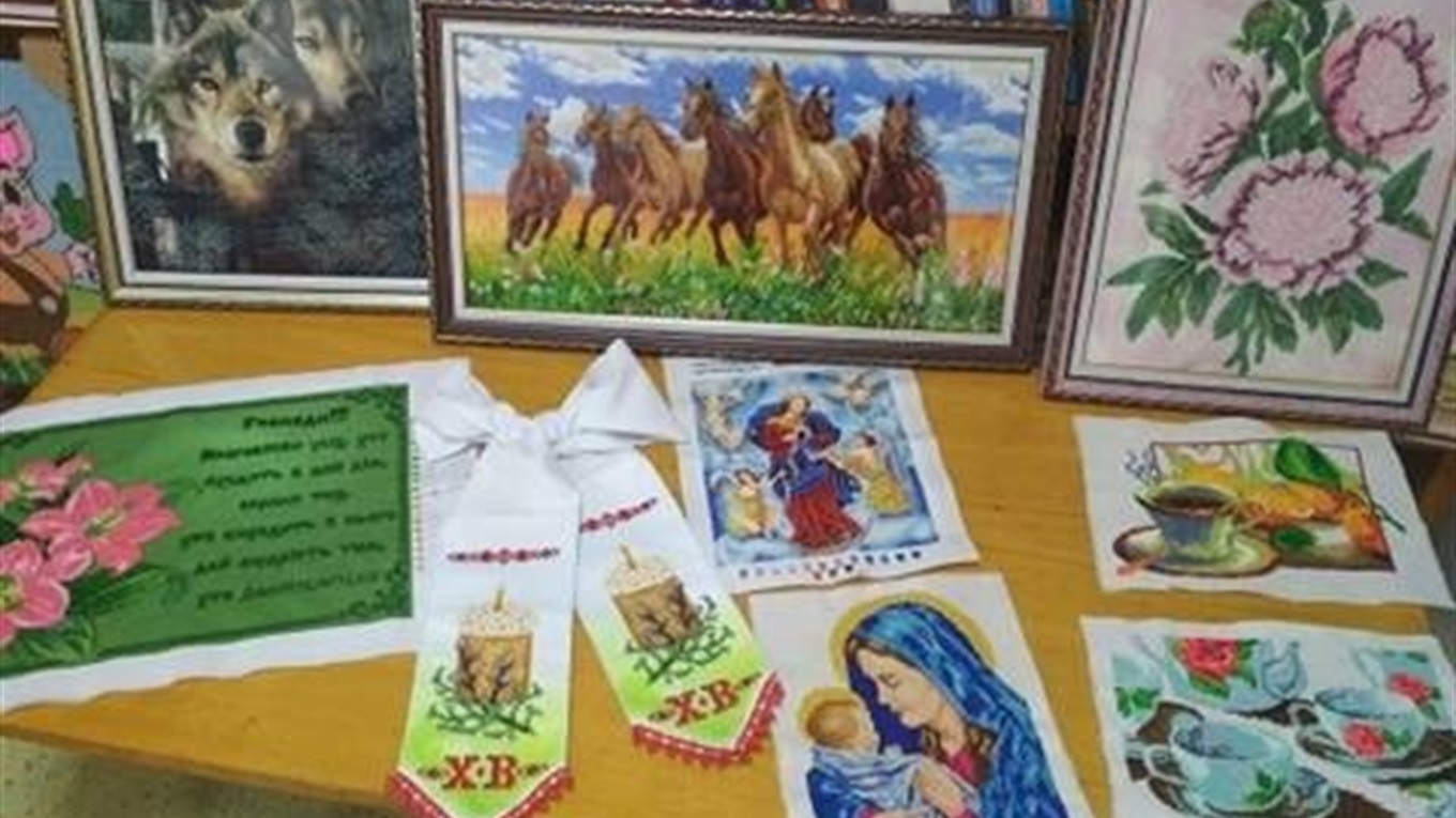 У бібліотеці ПК "Юність" відкрили виставку майстринь-вишивальниць
