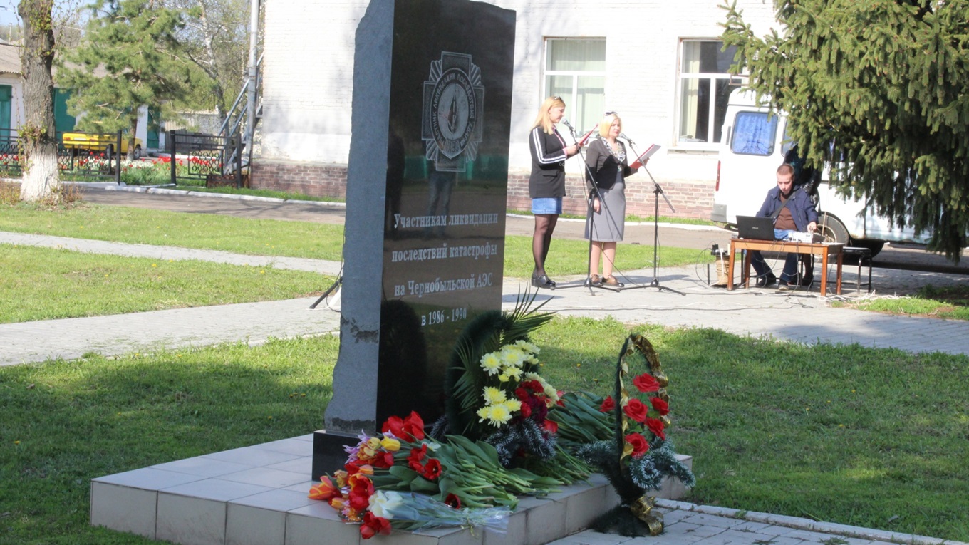 Троїчани поклали живі квіти до пам’ятного знаку ліквідаторам наслідків аварії на Чорнобильській АЕС