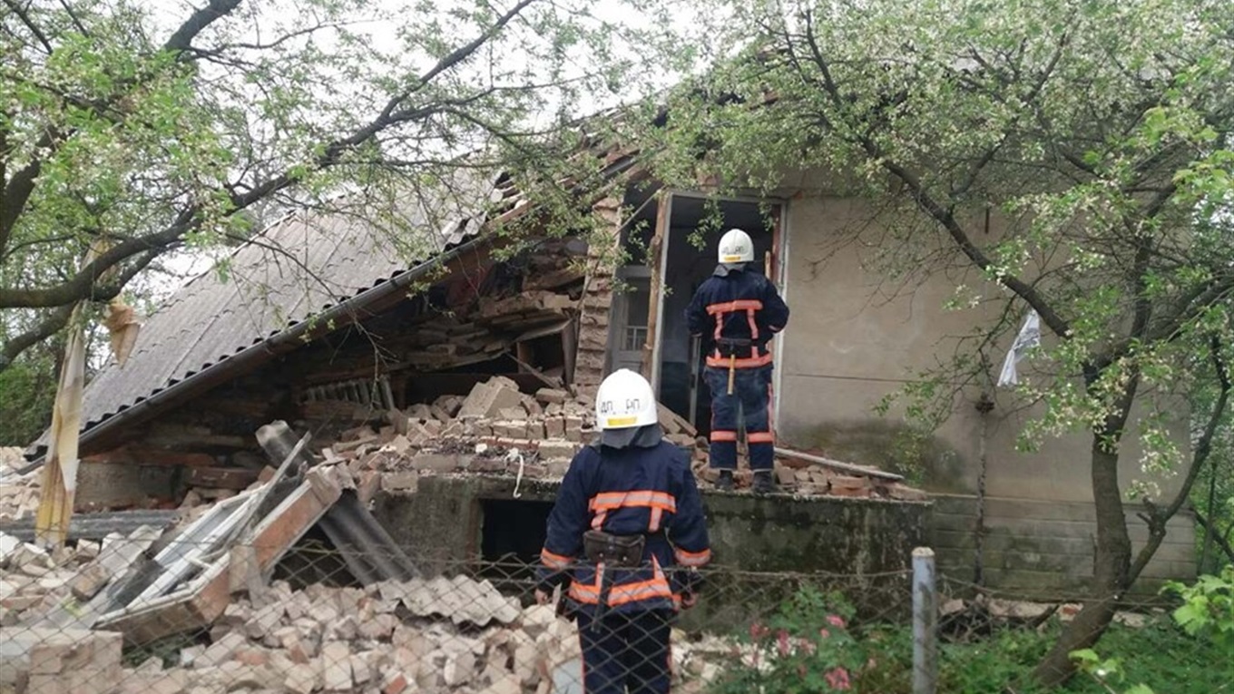 У Войнилові вибух газу зруйнував будинок. 87-річна господиня з опіками рук у шпиталі