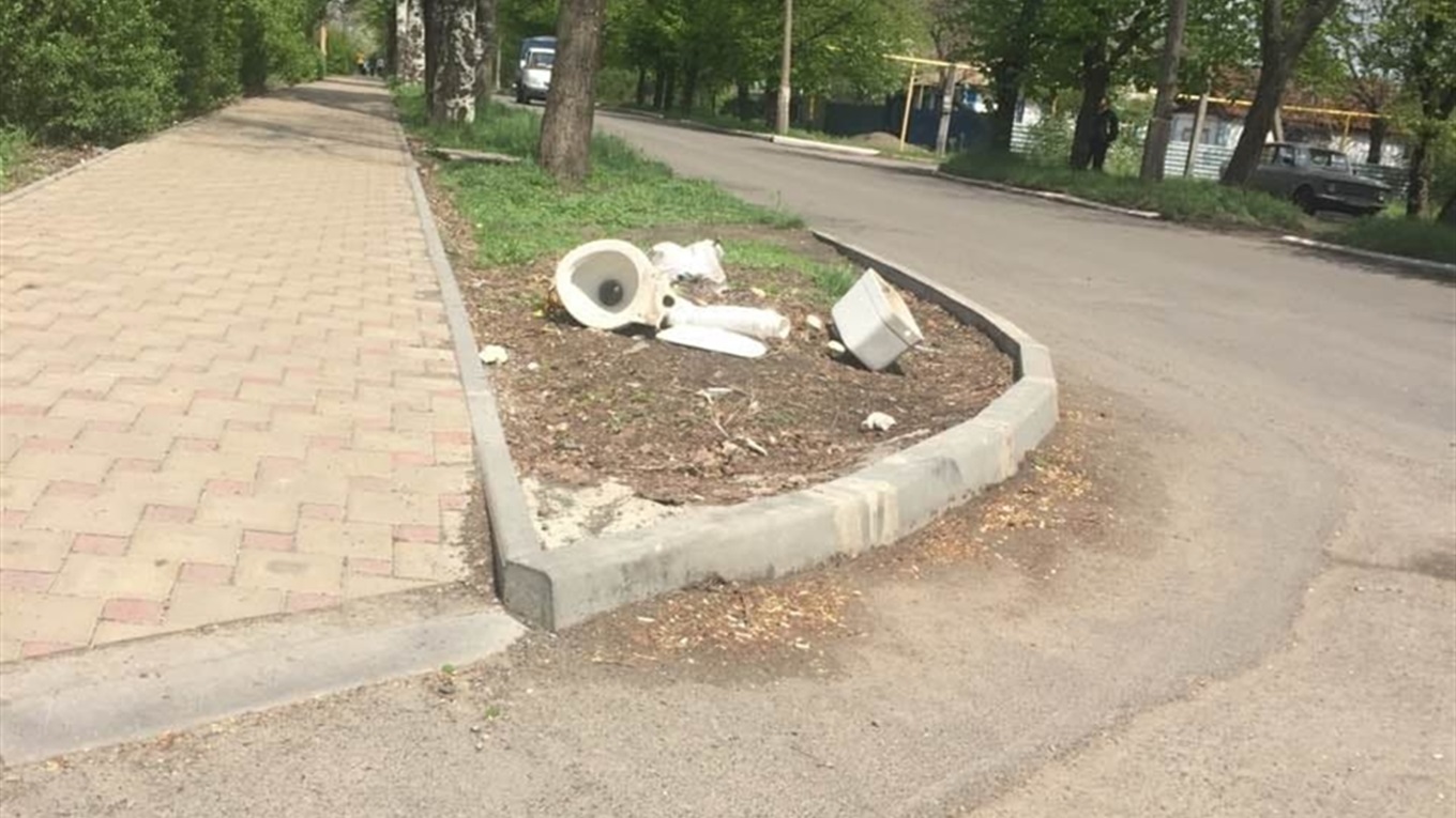 У Волновасі місцеві мешканці викинули стару сантехніку посеред вулиці: фотофакт