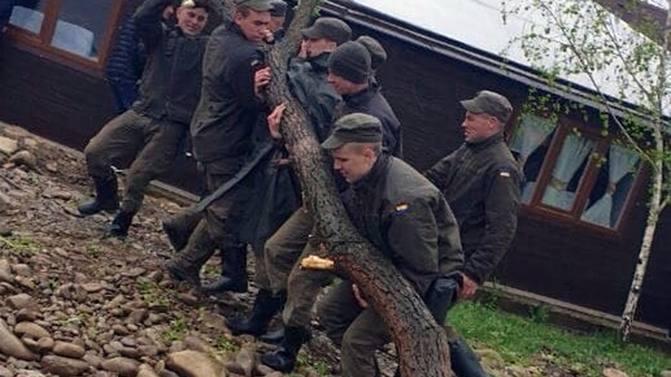  Нацгвардійці допомагають долати наслідки негоди у Добровлянах