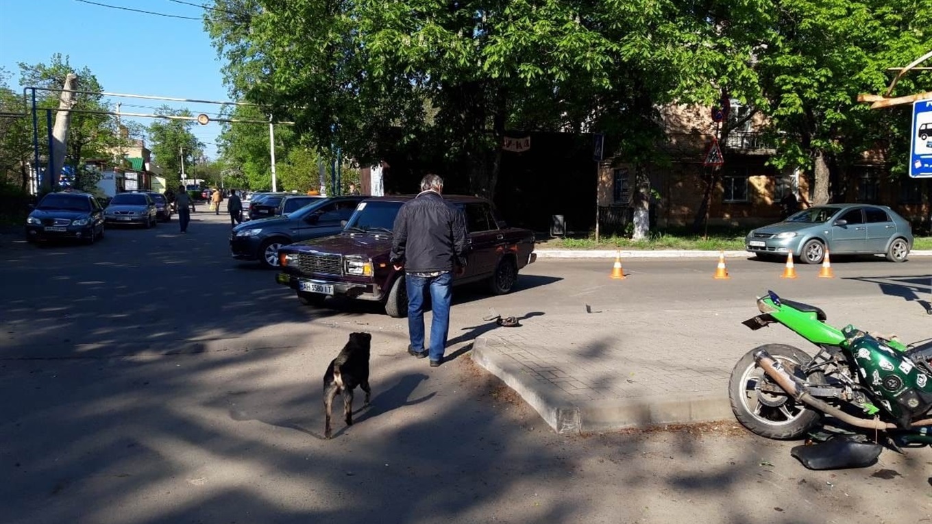 У Волновасі на перехресті  мотоцикл зіштовхнувся з "Жигулі": фотофакт