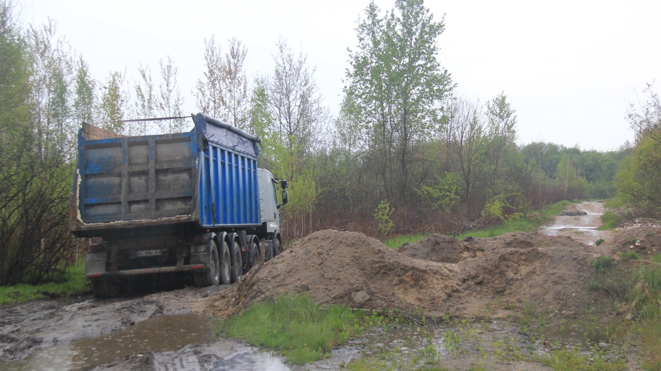 Не викинув – не рахується: під Чижівкою застрягла вантажівка із органічним сміттям