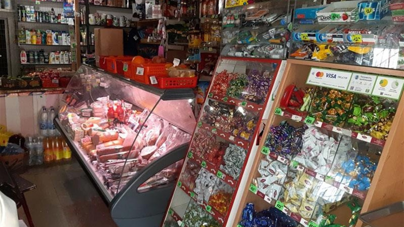 Чоловік, погрожуючи ножем, викрав гроші з каси магазину у Волноваському районі: нападника затримали