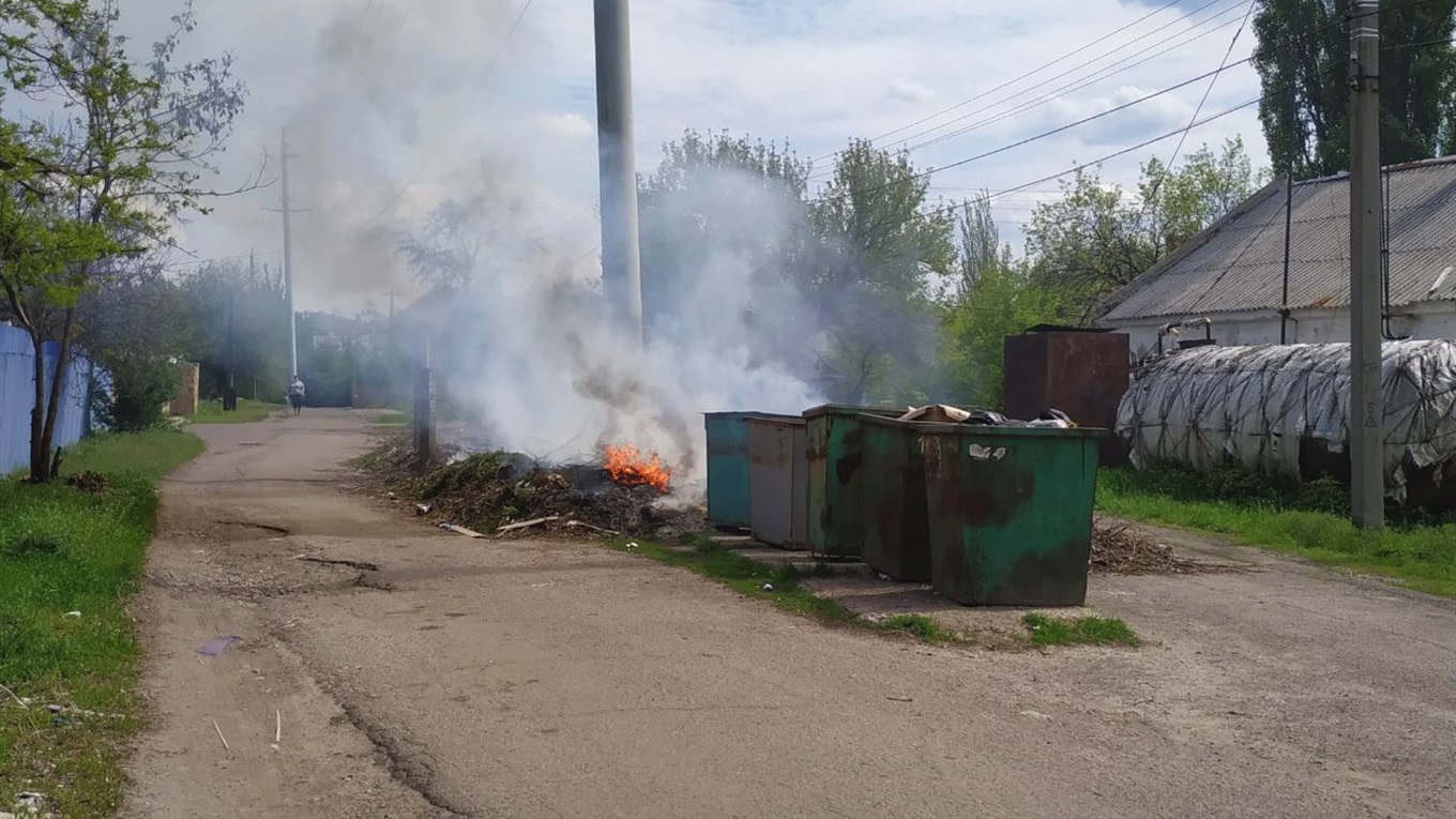 В Торецке подожгли мусор возле школы: какие последствия ждут окружающих и поджигателей