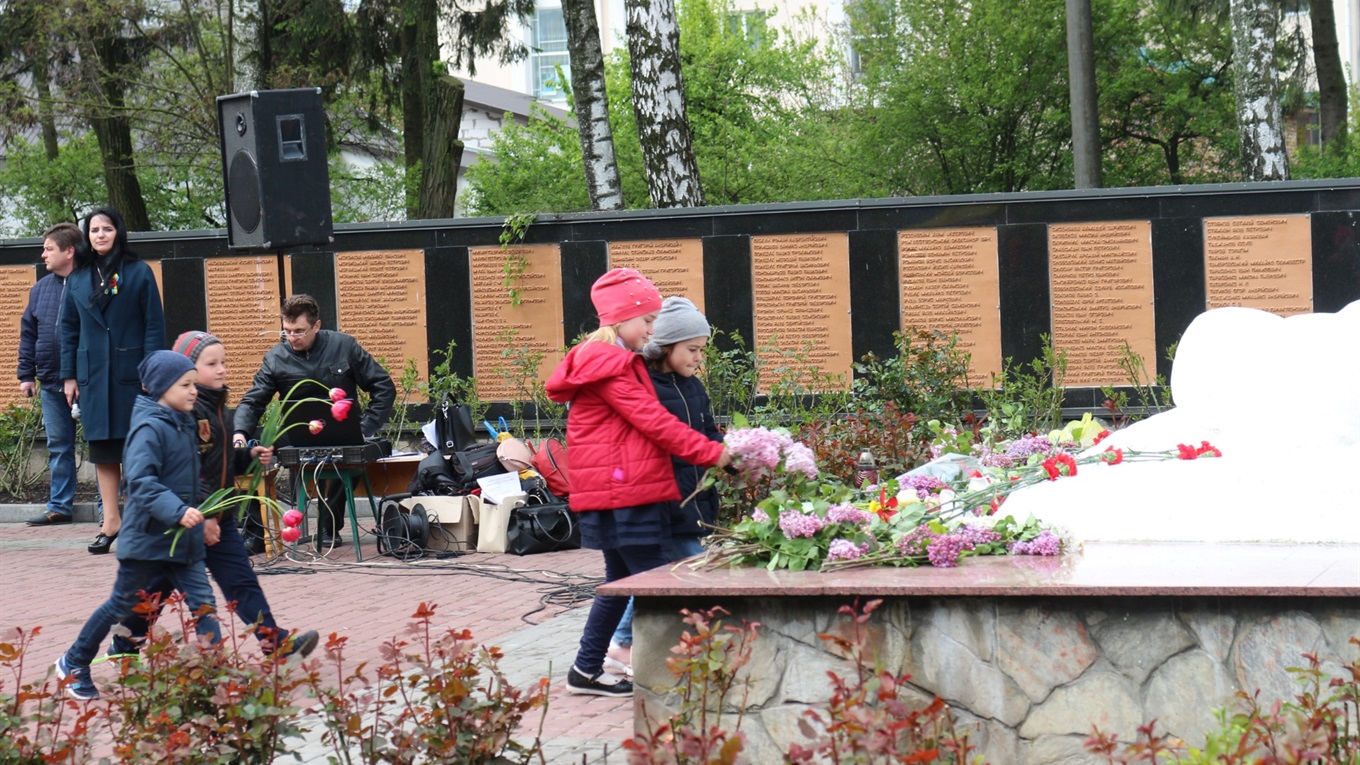 Схилені  голови військових і дитяча щирість: у Старокостянтинові вшанували героїв Другої світової