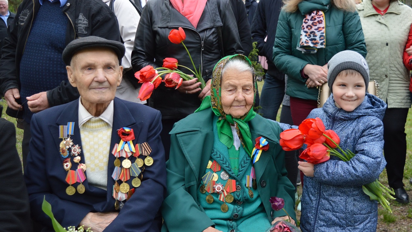  9 Травня у Корюківці. Люди святкували і обговорювали, куди краще переносити братські могили?