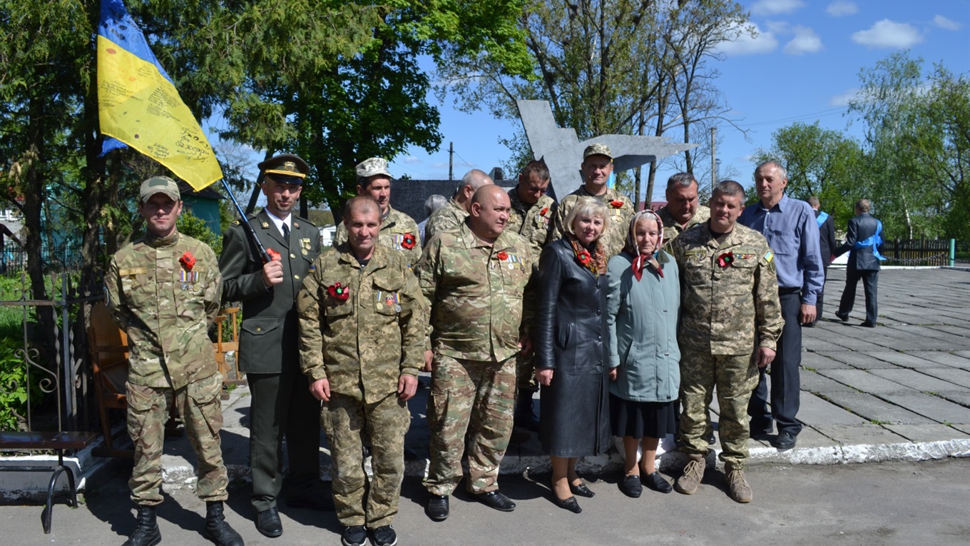 Учасники бойових дій на День перемоги відвідали з подарунками ветеранів та інвалідів війни району