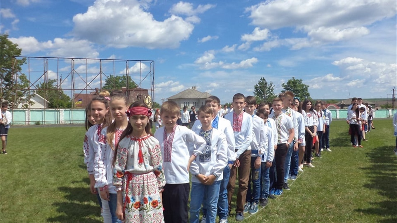 Кіцманчани у вишиванках створять фігуру голуба миру
