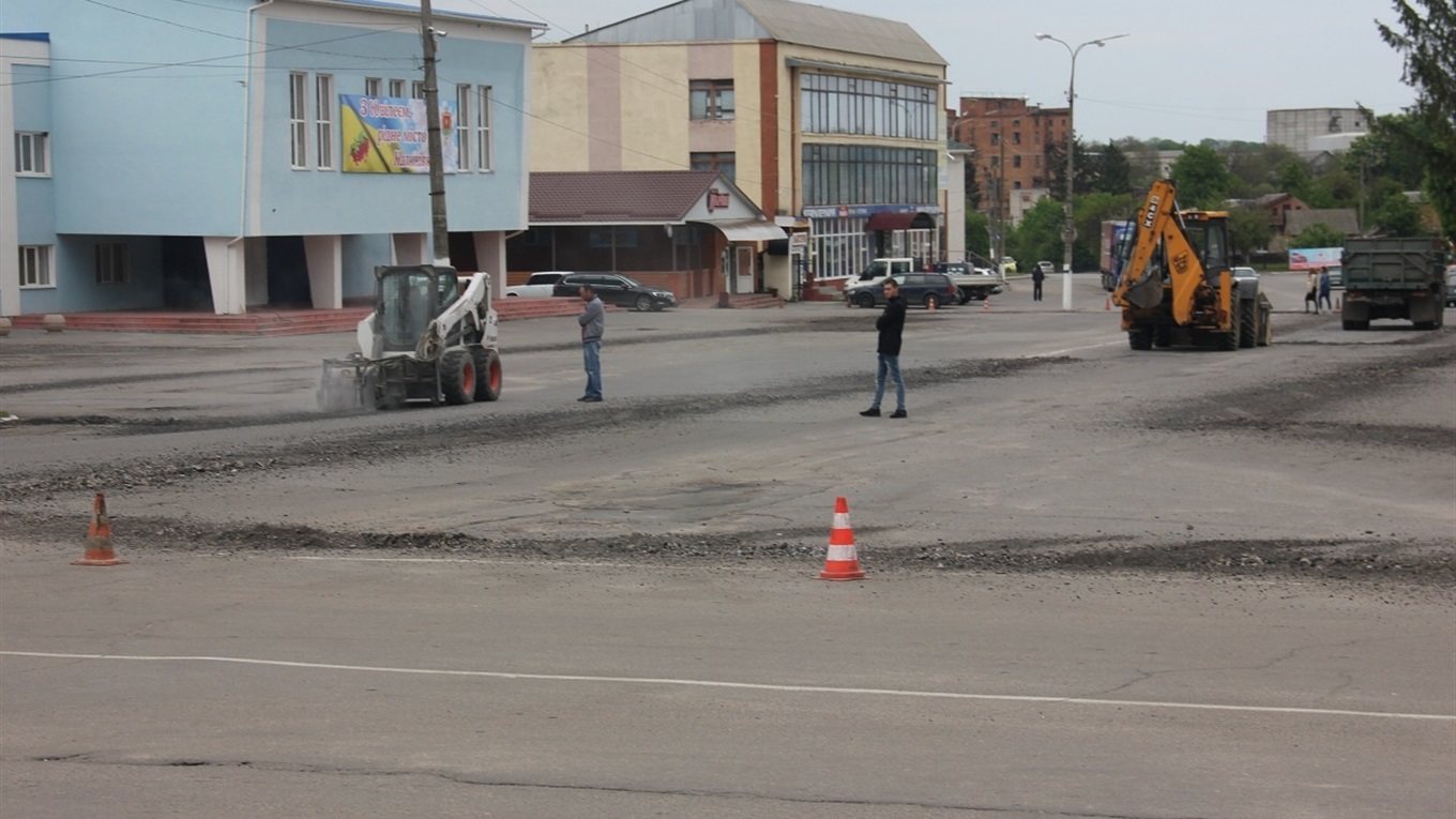 У Калинівці на центральній площі постелять новий асфальт