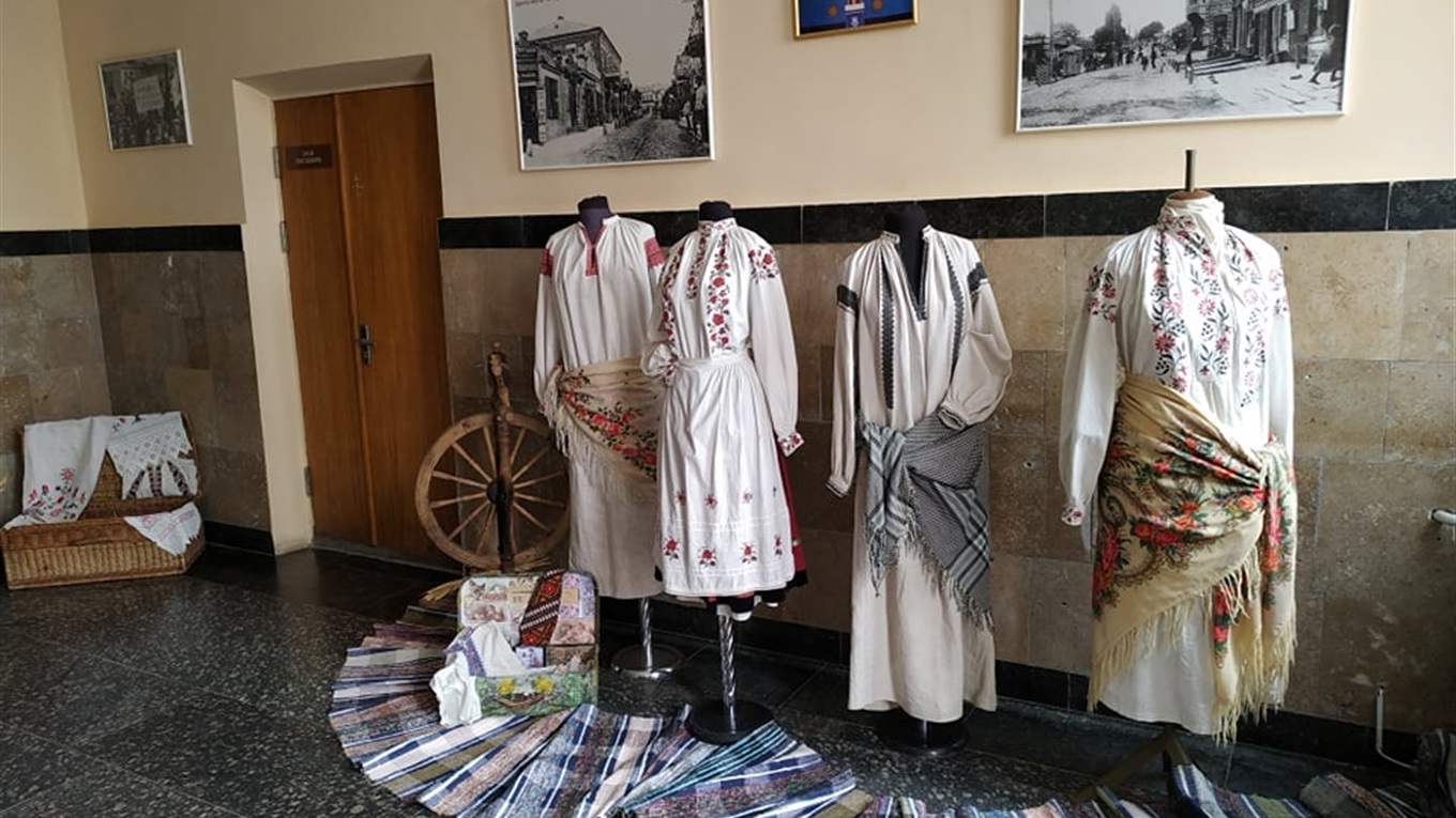 Вишиванки та гобелени: у міській раді розгорнули виставку старовинного одягу