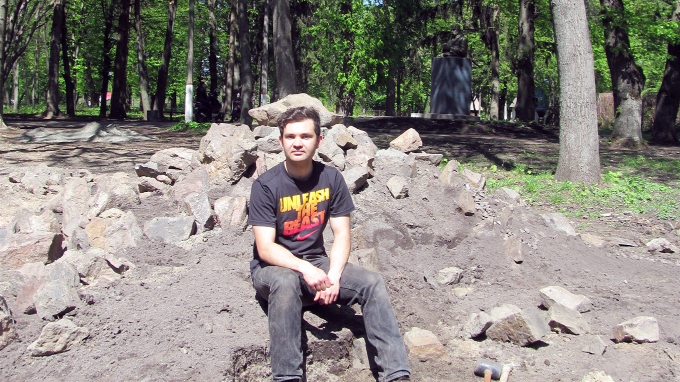 Менянин Євгеній Домненко оновлює міський парк. А вдома має цілий розсадник