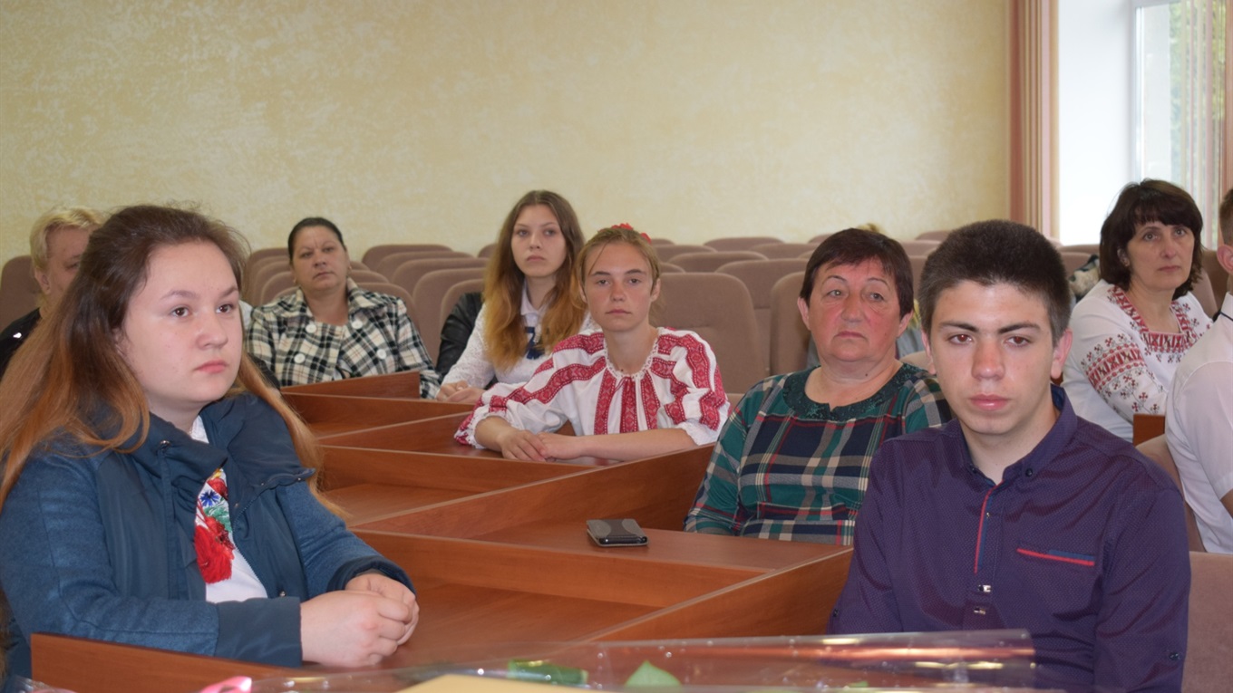 Квіти, подарунки та побажання: влада зустрілася із випускниками району